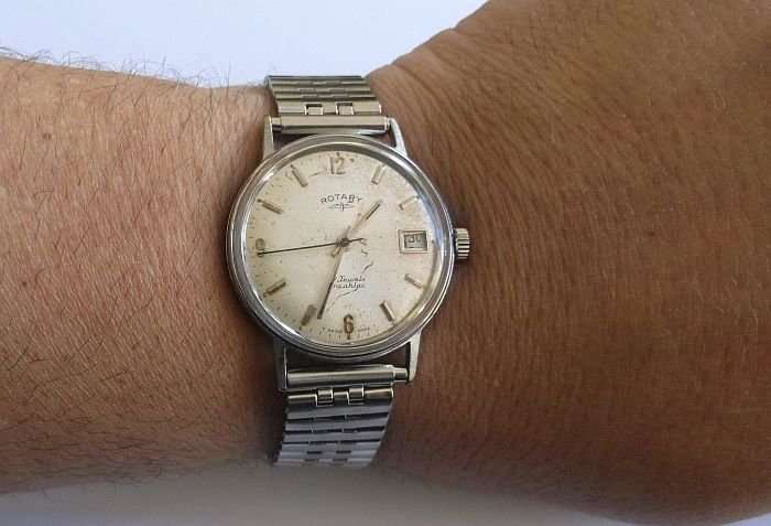 A GREAT LOOKING WORKING VINTAGE MENS WIND UP ROTARY WRISTWATCH WITH DATE WINDOW...WOW !!!!