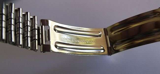 A GREAT LOOKING WORKING VINTAGE MENS WIND UP ROTARY WRISTWATCH WITH DATE WINDOW...WOW !!!!