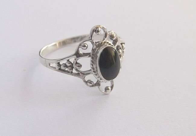 A LOVELY STERLING SILVER RING WITH FLORAL LOOK BORDER AND ONYX LOOK CENTER ....WOW !!!