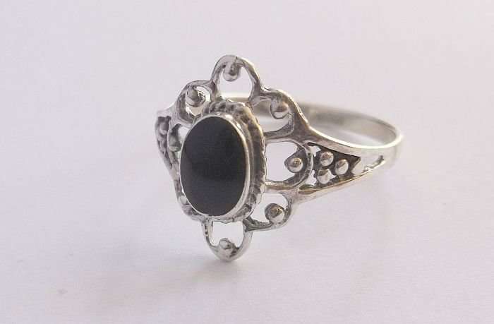 A LOVELY STERLING SILVER RING WITH FLORAL LOOK BORDER AND ONYX LOOK CENTER ....WOW !!!