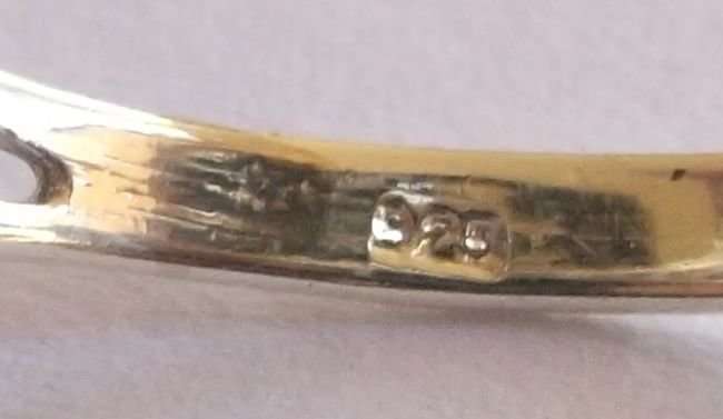 A LOVELY STERLING SILVER RING WITH FLORAL LOOK BORDER AND ONYX LOOK CENTER ....WOW !!!