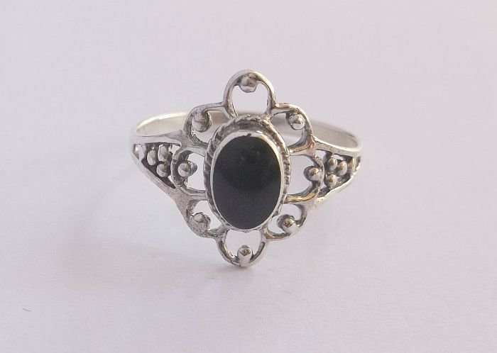 A LOVELY STERLING SILVER RING WITH FLORAL LOOK BORDER AND ONYX LOOK CENTER ....WOW !!!