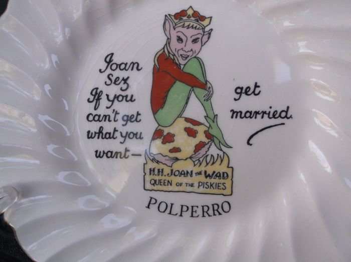 AN OLD AND HUMOROUS PLATE BY MYOTT ENGLAND ....POLPERRO ...JOANS COTTAGE POTTERY