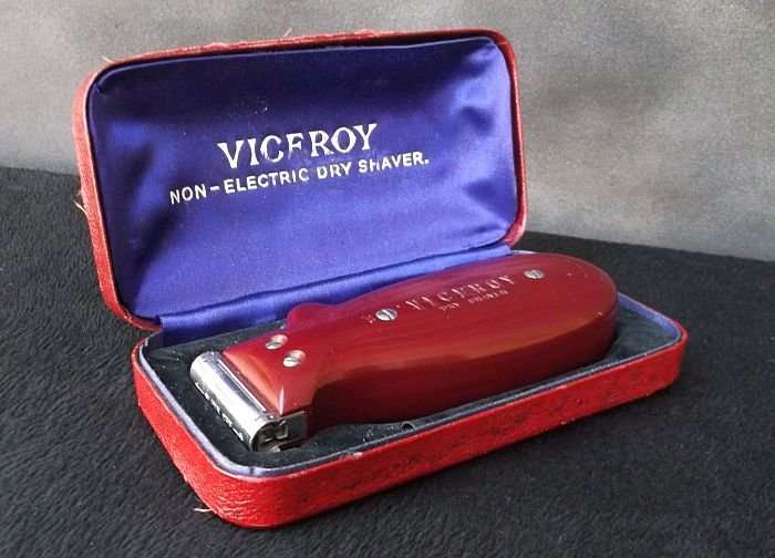 AMAZING !!! A VINTAGE 1940`S BAKELITE CLOCKWORK DRY SHAVER BY VICEROY IN ORIGINAL BOX