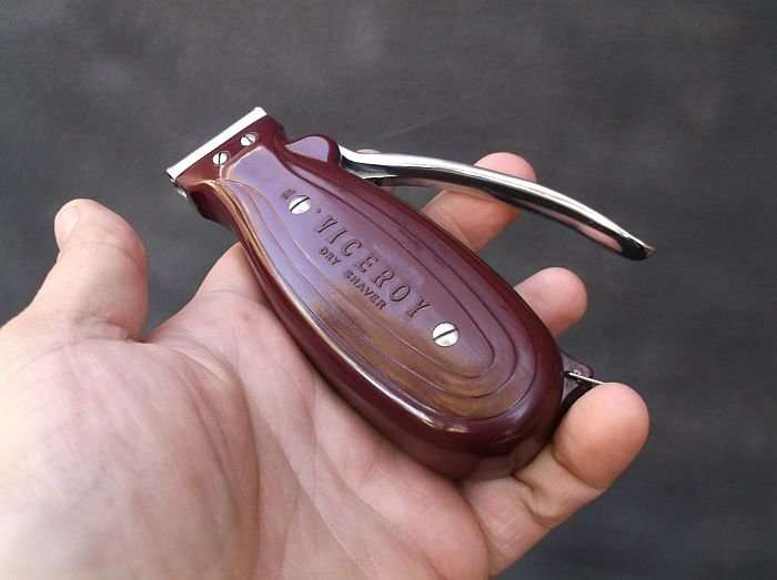 AMAZING !!! A VINTAGE 1940`S BAKELITE CLOCKWORK DRY SHAVER BY VICEROY IN ORIGINAL BOX