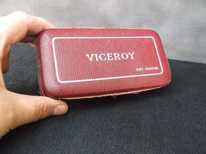 AMAZING !!! A VINTAGE 1940`S BAKELITE CLOCKWORK DRY SHAVER BY VICEROY IN ORIGINAL BOX