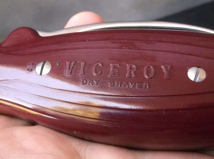 AMAZING !!! A VINTAGE 1940`S BAKELITE CLOCKWORK DRY SHAVER BY VICEROY IN ORIGINAL BOX