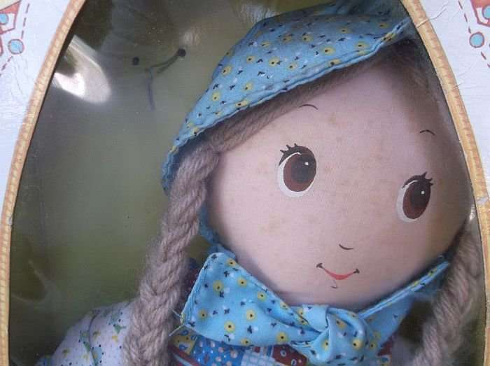 A VERY SWEET VINTAGE 1993 ORIGINAL HOLLY HOBBY RAG DOLL IN HER ORIGINAL BOX ...WOW !!!