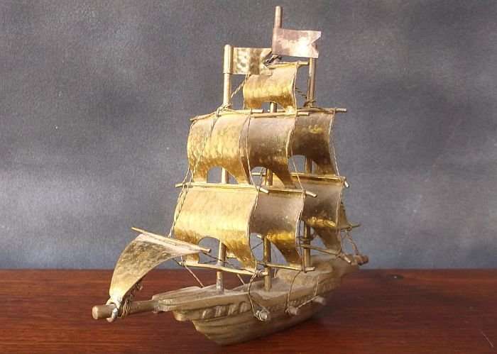A VINTAGE DETAILED BRASS SHIP LOOKING FOR A PLINTH ....VERY COOL AND HEAVY