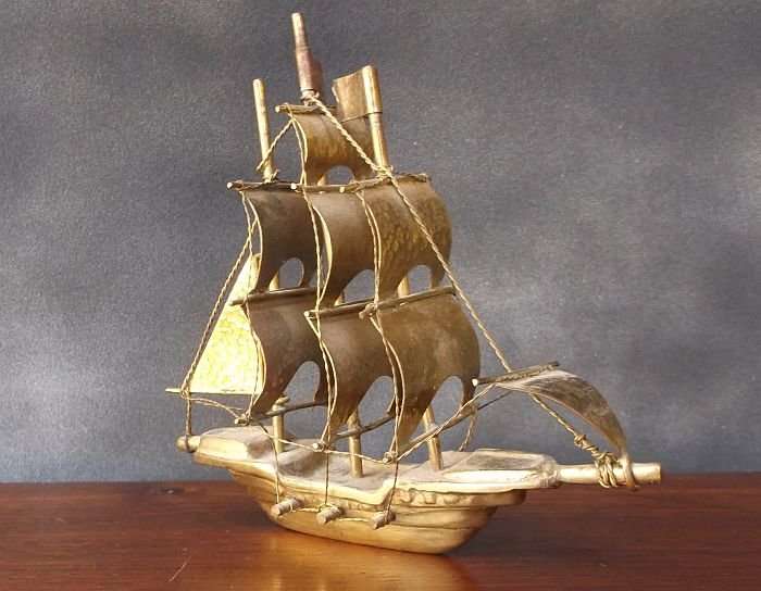 A VINTAGE DETAILED BRASS SHIP LOOKING FOR A PLINTH ....VERY COOL AND HEAVY