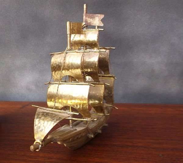A VINTAGE DETAILED BRASS SHIP LOOKING FOR A PLINTH ....VERY COOL AND HEAVY