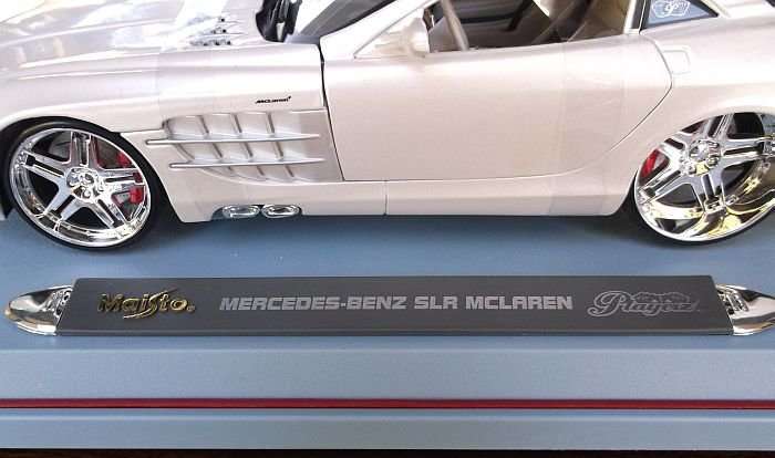 A STUNNING 1:18 SCALE DIE CAST METAL MODEL OF THE MERCEDES - BENZ SLR MCLAREN...PLAYERZ EDITION..WOW