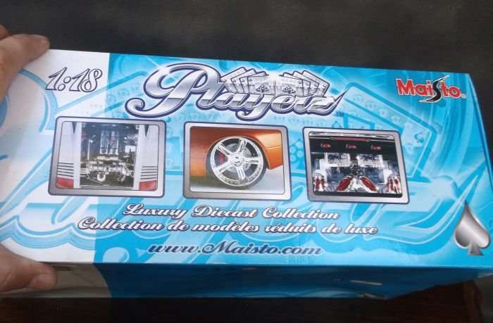 A STUNNING 1:18 SCALE DIE CAST METAL MODEL OF THE MERCEDES - BENZ SLR MCLAREN...PLAYERZ EDITION..WOW