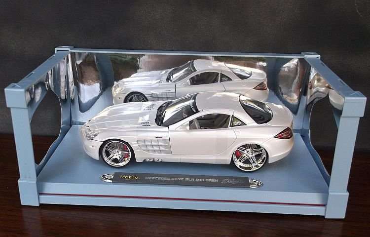 A STUNNING 1:18 SCALE DIE CAST METAL MODEL OF THE MERCEDES - BENZ SLR MCLAREN...PLAYERZ EDITION..WOW