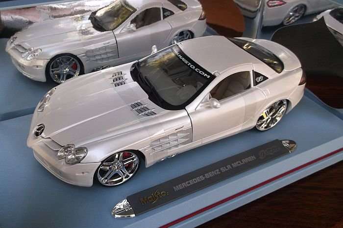 A STUNNING 1:18 SCALE DIE CAST METAL MODEL OF THE MERCEDES - BENZ SLR MCLAREN...PLAYERZ EDITION..WOW