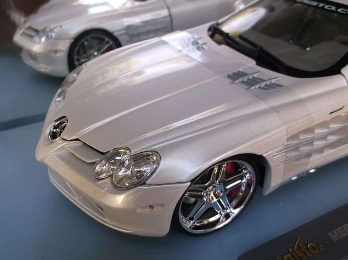 A STUNNING 1:18 SCALE DIE CAST METAL MODEL OF THE MERCEDES - BENZ SLR MCLAREN...PLAYERZ EDITION..WOW