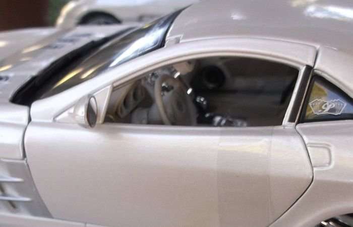 A STUNNING 1:18 SCALE DIE CAST METAL MODEL OF THE MERCEDES - BENZ SLR MCLAREN...PLAYERZ EDITION..WOW