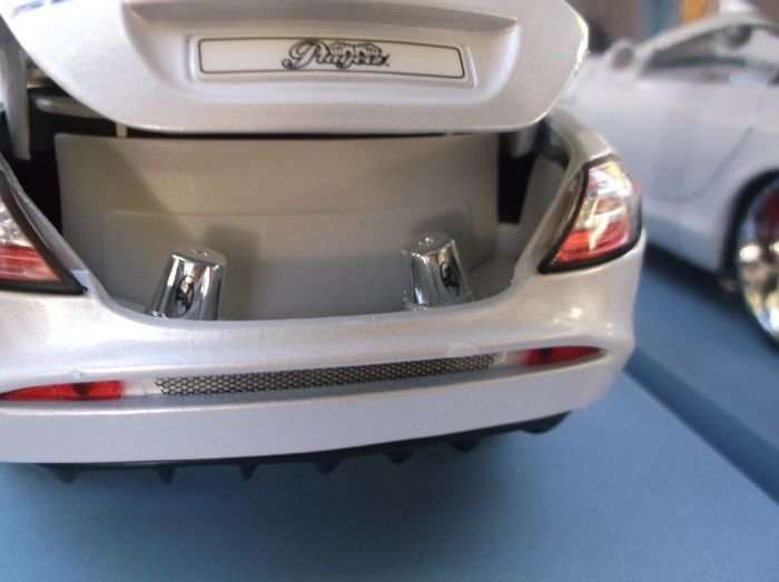 A STUNNING 1:18 SCALE DIE CAST METAL MODEL OF THE MERCEDES - BENZ SLR MCLAREN...PLAYERZ EDITION..WOW