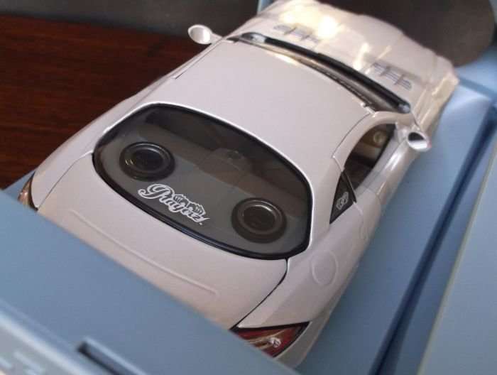 A STUNNING 1:18 SCALE DIE CAST METAL MODEL OF THE MERCEDES - BENZ SLR MCLAREN...PLAYERZ EDITION..WOW