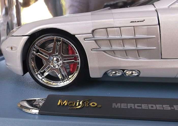 A STUNNING 1:18 SCALE DIE CAST METAL MODEL OF THE MERCEDES - BENZ SLR MCLAREN...PLAYERZ EDITION..WOW