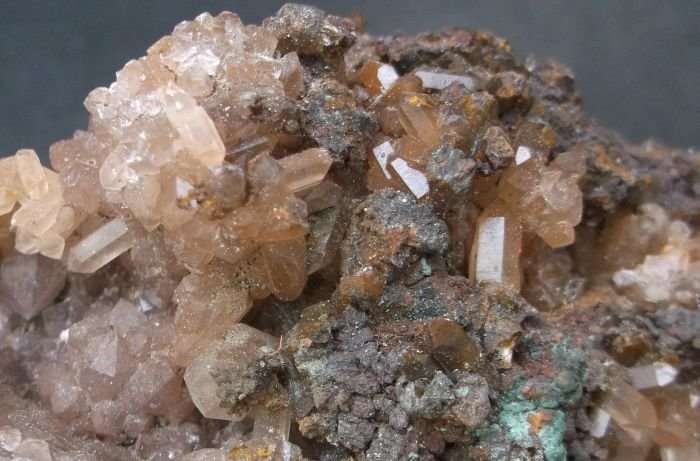 ROCKS & MINERALS COLLECTION - AN UNUSUAL QUARTZ CLUSTER