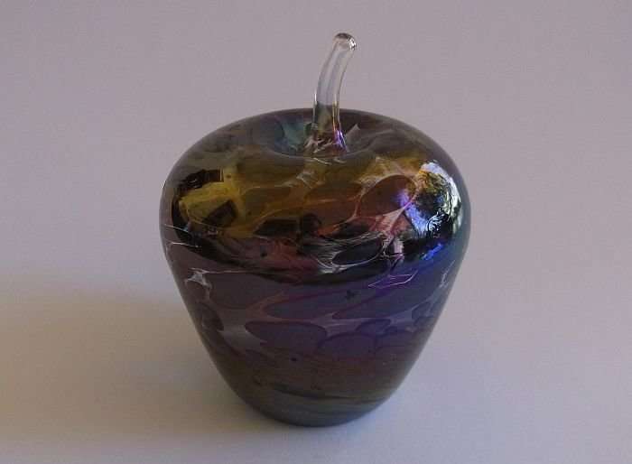 A GORGEOUS LITTLE NEON GLASS PAPERWEIGHT SHAPED LIKE AN APPLE ....MOEDER MA ...
