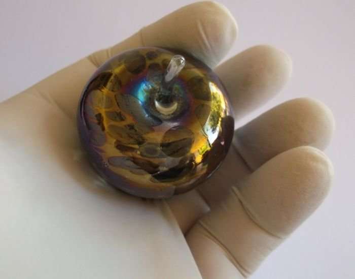 A GORGEOUS LITTLE NEON GLASS PAPERWEIGHT SHAPED LIKE AN APPLE ....MOEDER MA ...