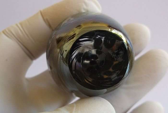 A GORGEOUS LITTLE NEON GLASS PAPERWEIGHT SHAPED LIKE AN APPLE ....MOEDER MA ...