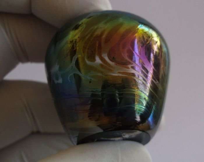 A GORGEOUS LITTLE NEON GLASS PAPERWEIGHT SHAPED LIKE AN APPLE ....MOEDER MA ...