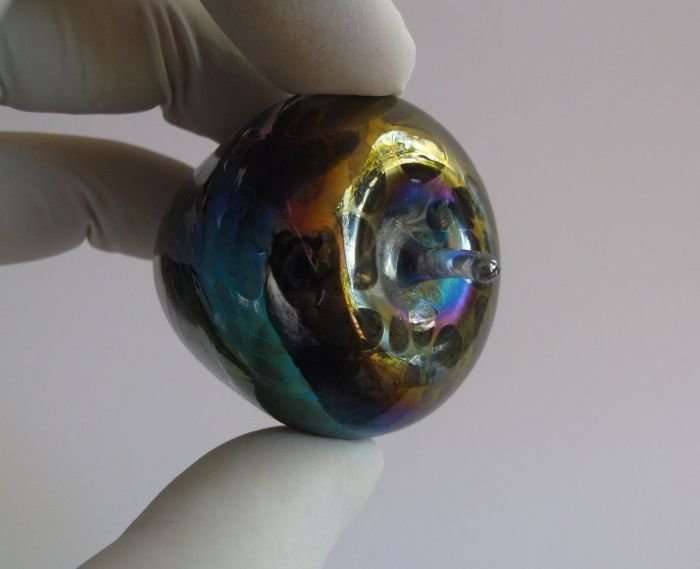 A GORGEOUS LITTLE NEON GLASS PAPERWEIGHT SHAPED LIKE AN APPLE ....MOEDER MA ...