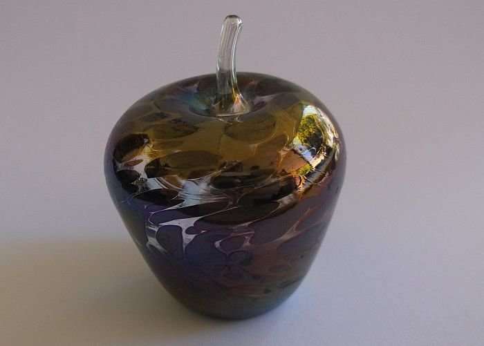 A GORGEOUS LITTLE NEON GLASS PAPERWEIGHT SHAPED LIKE AN APPLE ....MOEDER MA ...