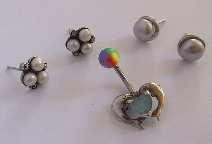 TWO PAIRS OF EARRINGS AND A BELLY RING - MABE AND SEED PEARLS ...MUST SEE