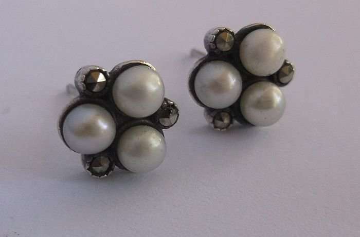 TWO PAIRS OF EARRINGS AND A BELLY RING - MABE AND SEED PEARLS ...MUST SEE