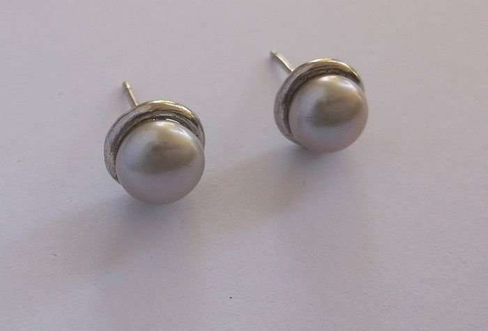TWO PAIRS OF EARRINGS AND A BELLY RING - MABE AND SEED PEARLS ...MUST SEE