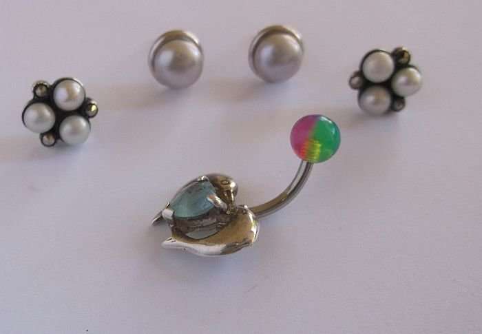 TWO PAIRS OF EARRINGS AND A BELLY RING - MABE AND SEED PEARLS ...MUST SEE