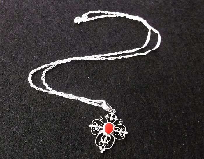 NEW STYLE !!! A 45 CM STERLING SILVER NECKLACE WITH A STERLING SILVER FILIGREE CROSS PENDANT !!! WOW