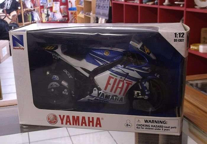 !!! VALENTINO ROSSI !!! NO 46 ( 2007 ) DIE CAST METAL MODEL OF THE YAMAHA YZR-M1....SCALE 1:12 !!!!