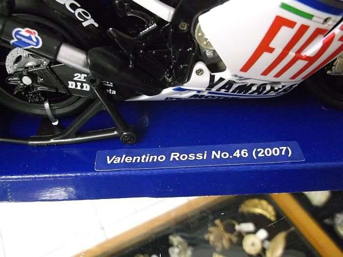 !!! VALENTINO ROSSI !!! NO 46 ( 2007 ) DIE CAST METAL MODEL OF THE YAMAHA YZR-M1....SCALE 1:12 !!!!