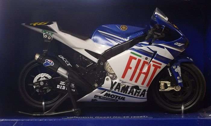 !!! VALENTINO ROSSI !!! NO 46 ( 2007 ) DIE CAST METAL MODEL OF THE YAMAHA YZR-M1....SCALE 1:12 !!!!