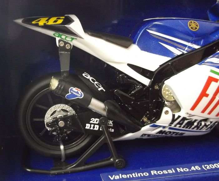 !!! VALENTINO ROSSI !!! NO 46 ( 2007 ) DIE CAST METAL MODEL OF THE YAMAHA YZR-M1....SCALE 1:12 !!!!