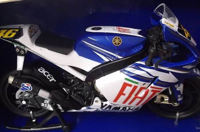 !!! VALENTINO ROSSI !!! NO 46 ( 2007 ) DIE CAST METAL MODEL OF THE YAMAHA YZR-M1....SCALE 1:12 !!!!