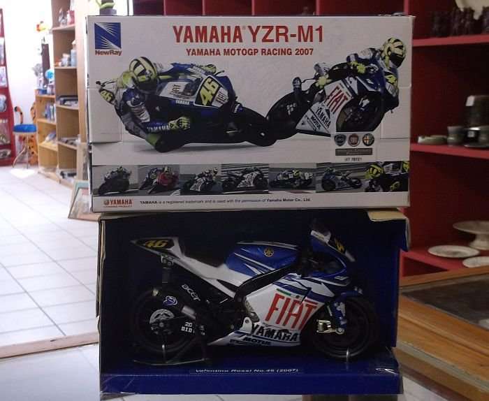 !!! VALENTINO ROSSI !!! NO 46 ( 2007 ) DIE CAST METAL MODEL OF THE YAMAHA YZR-M1....SCALE 1:12 !!!!