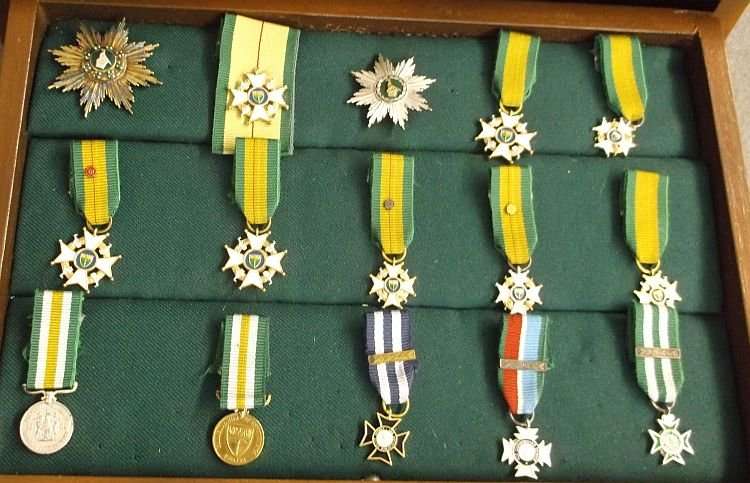 THE LIVINGSTONE MINT " RHODESIAN HONOURS AND AWARDS " SET NUMBER 473 - 45 MINIATURE MEDALS WITH BOX