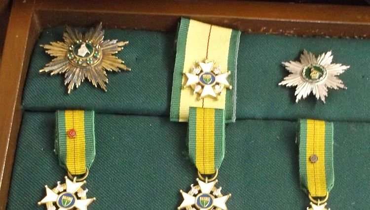 THE LIVINGSTONE MINT " RHODESIAN HONOURS AND AWARDS " SET NUMBER 473 - 45 MINIATURE MEDALS WITH BOX
