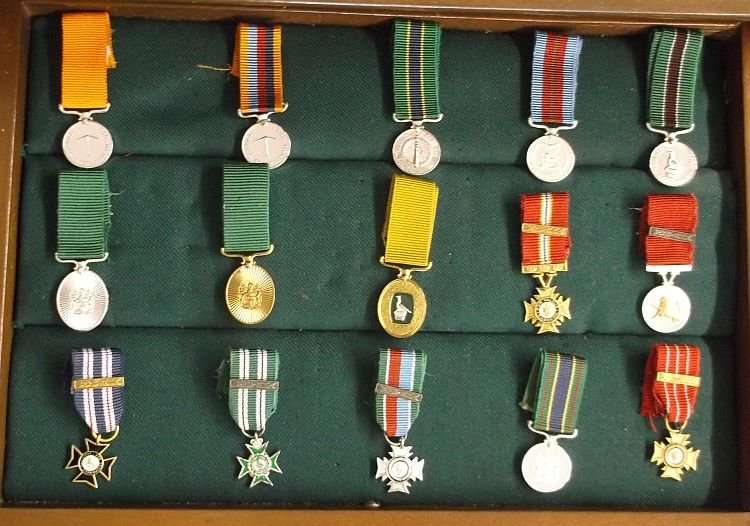 THE LIVINGSTONE MINT " RHODESIAN HONOURS AND AWARDS " SET NUMBER 473 - 45 MINIATURE MEDALS WITH BOX