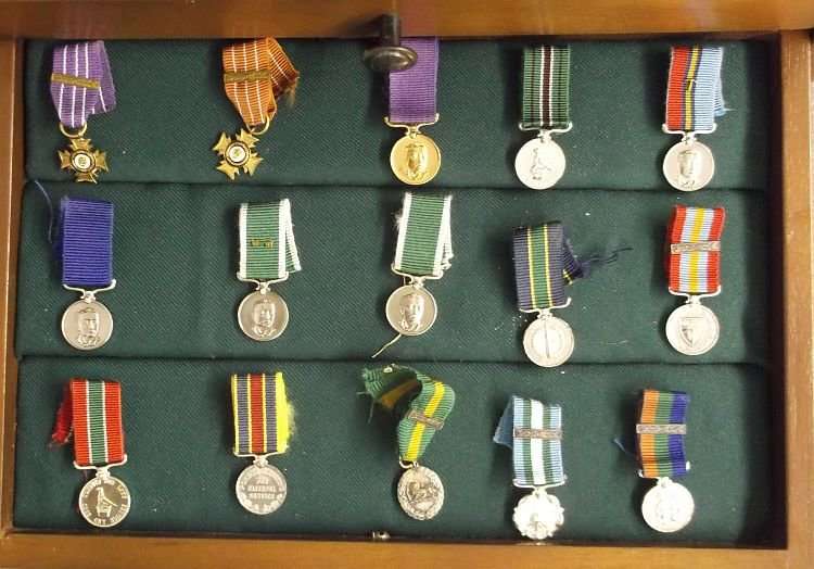 THE LIVINGSTONE MINT " RHODESIAN HONOURS AND AWARDS " SET NUMBER 473 - 45 MINIATURE MEDALS WITH BOX