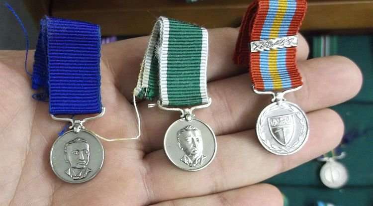 THE LIVINGSTONE MINT " RHODESIAN HONOURS AND AWARDS " SET NUMBER 473 - 45 MINIATURE MEDALS WITH BOX