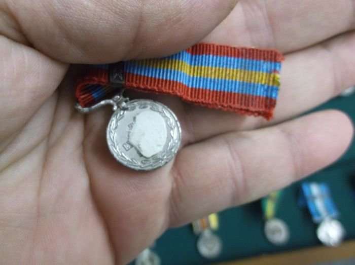 THE LIVINGSTONE MINT " RHODESIAN HONOURS AND AWARDS " SET NUMBER 473 - 45 MINIATURE MEDALS WITH BOX