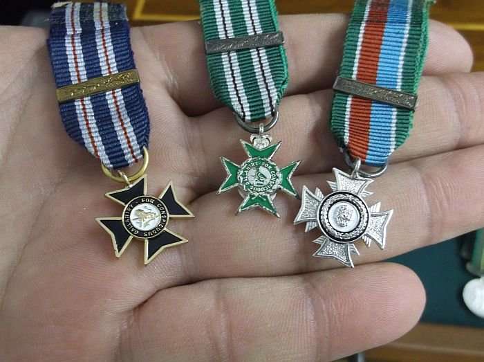 THE LIVINGSTONE MINT " RHODESIAN HONOURS AND AWARDS " SET NUMBER 473 - 45 MINIATURE MEDALS WITH BOX