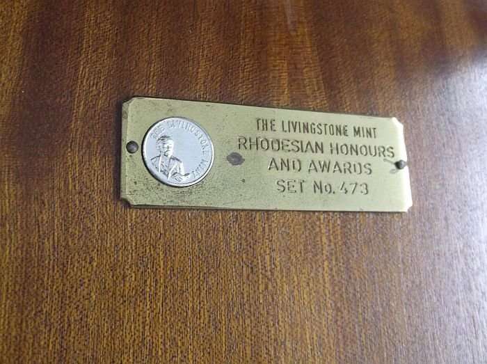 THE LIVINGSTONE MINT " RHODESIAN HONOURS AND AWARDS " SET NUMBER 473 - 45 MINIATURE MEDALS WITH BOX